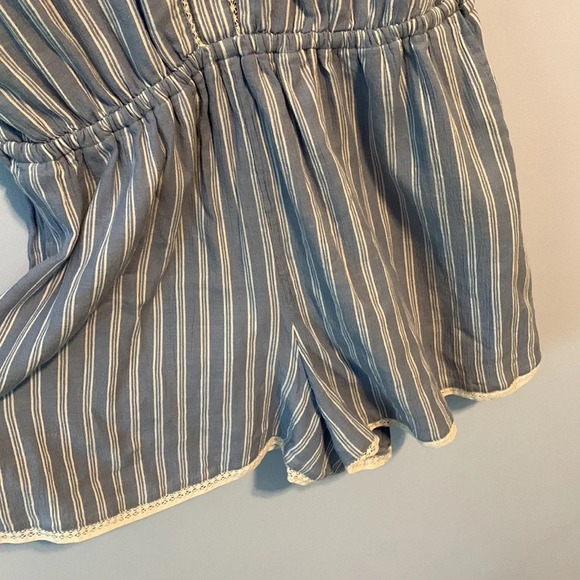 Abercrombie & Fitch size XL blue chambray and white lace shoulder romper shorts - Picture 5 of 6